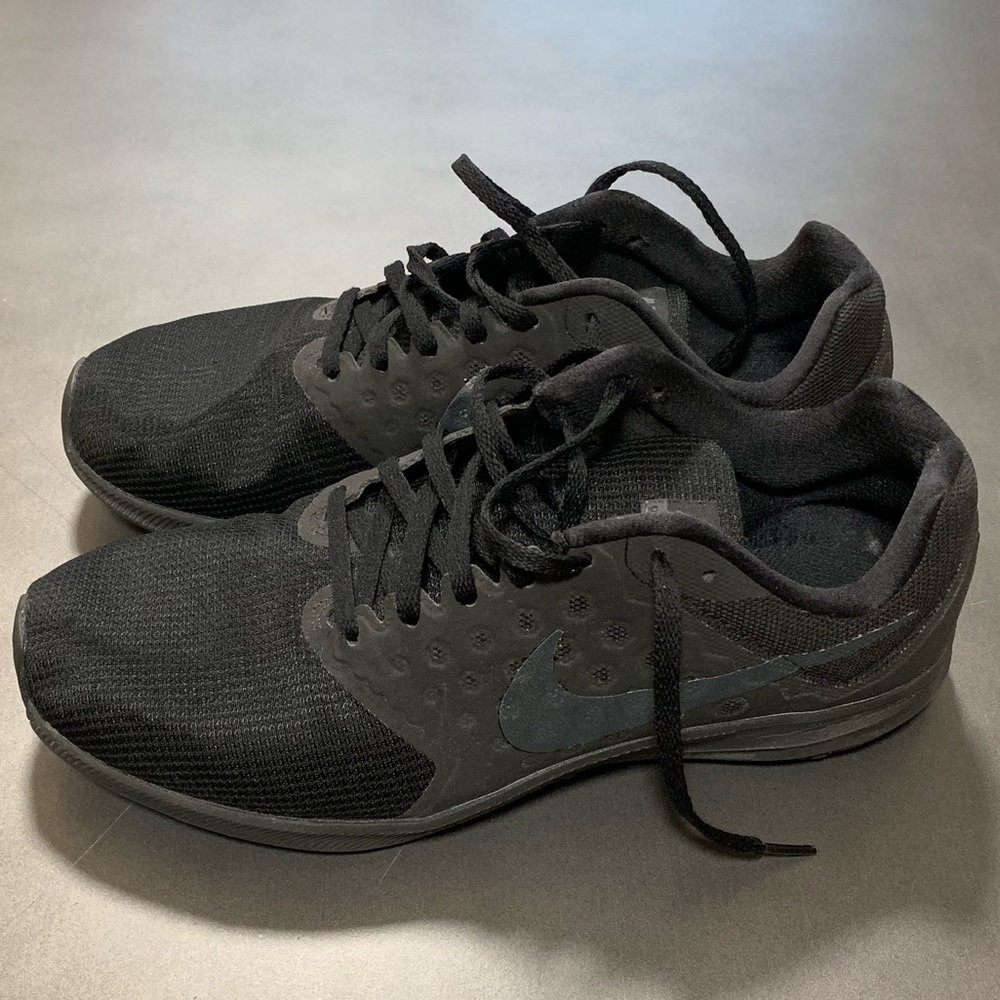 NIKE DOWNSHIFTER 7 SIZE 10.5 BLACK SHOES WORN ONCE